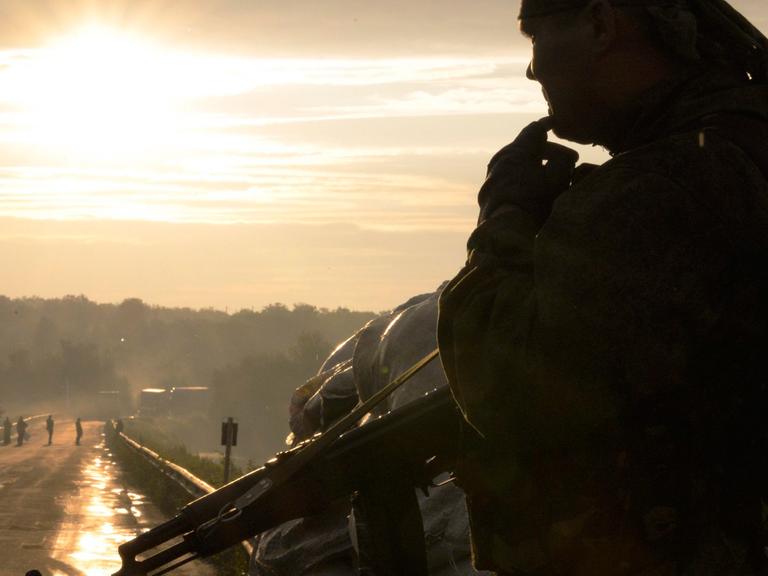 Ein pro-russischer Kämpfer in der Nähe in der Nähe von Karlivka