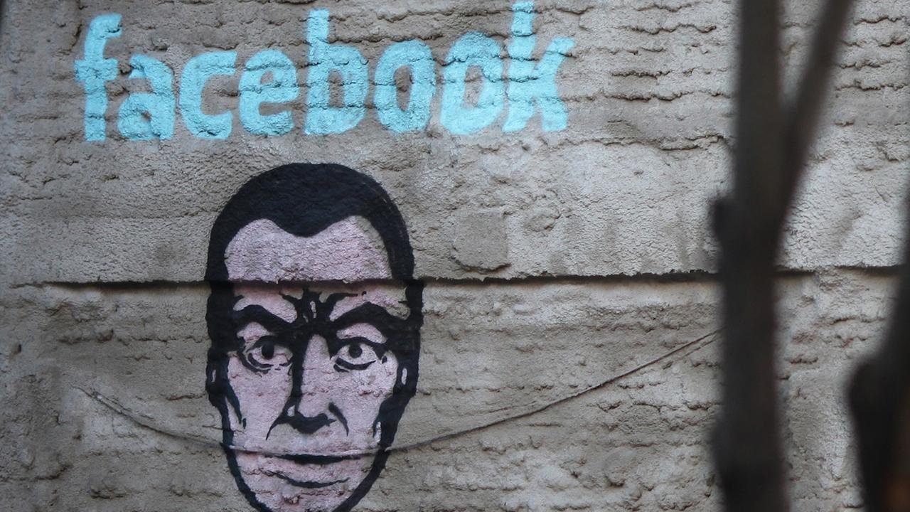 Ein Wandbild an einer Hauswand im Stadtteil Lavapiés von Madrid zeigt ein Gesicht und die Aufschrift "Facebook is watching". Ein Wandbild an einer Hauswand im Stadtteil Lavapiés von Madrid zeigt ein Gesicht und die Aufschrift "Facebook is watching".