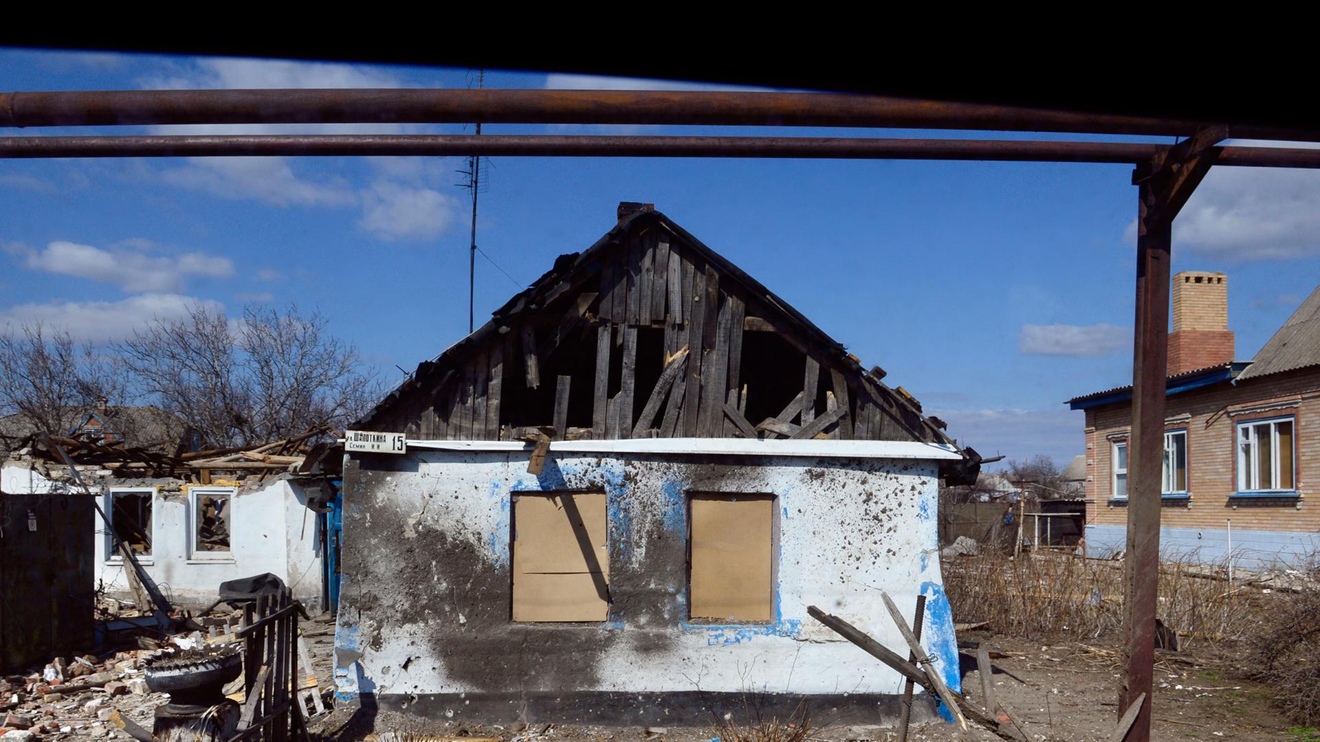Ein zerstörtes Haus in Schirikino in der Ost-Ukraine. Ein zerstörtes Haus in Schirikino in der Ost-Ukraine.