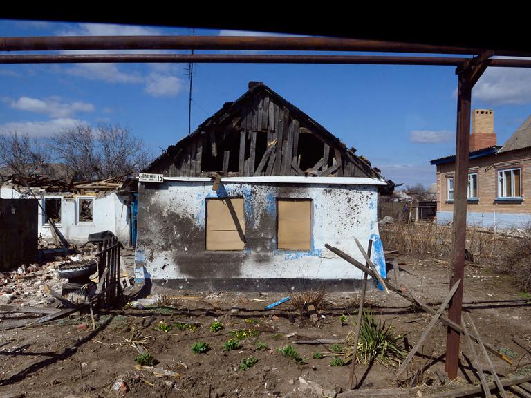 Ein zerstörtes Haus in Schirikino in der Ost-Ukraine.