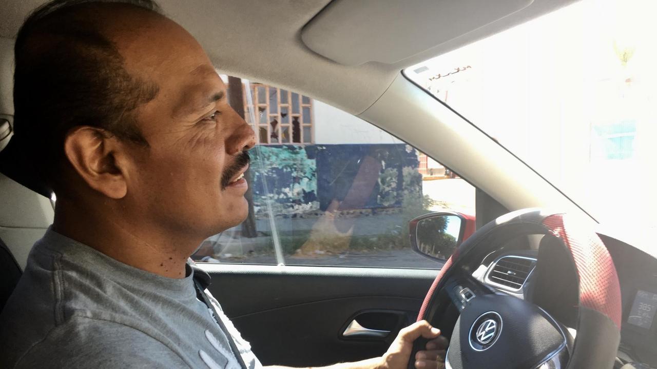 In Ciudad Juárez an der Grenze zu den USA, einer der Hochburgen der Billiglohnfabriken, fährt Armando Hernández seit einigen Monaten für Uber. In Ciudad Juárez an der Grenze zu den USA, einer der Hochburgen der Billiglohnfabriken, fährt Armando Hernández seit einigen Monaten für Uber.
