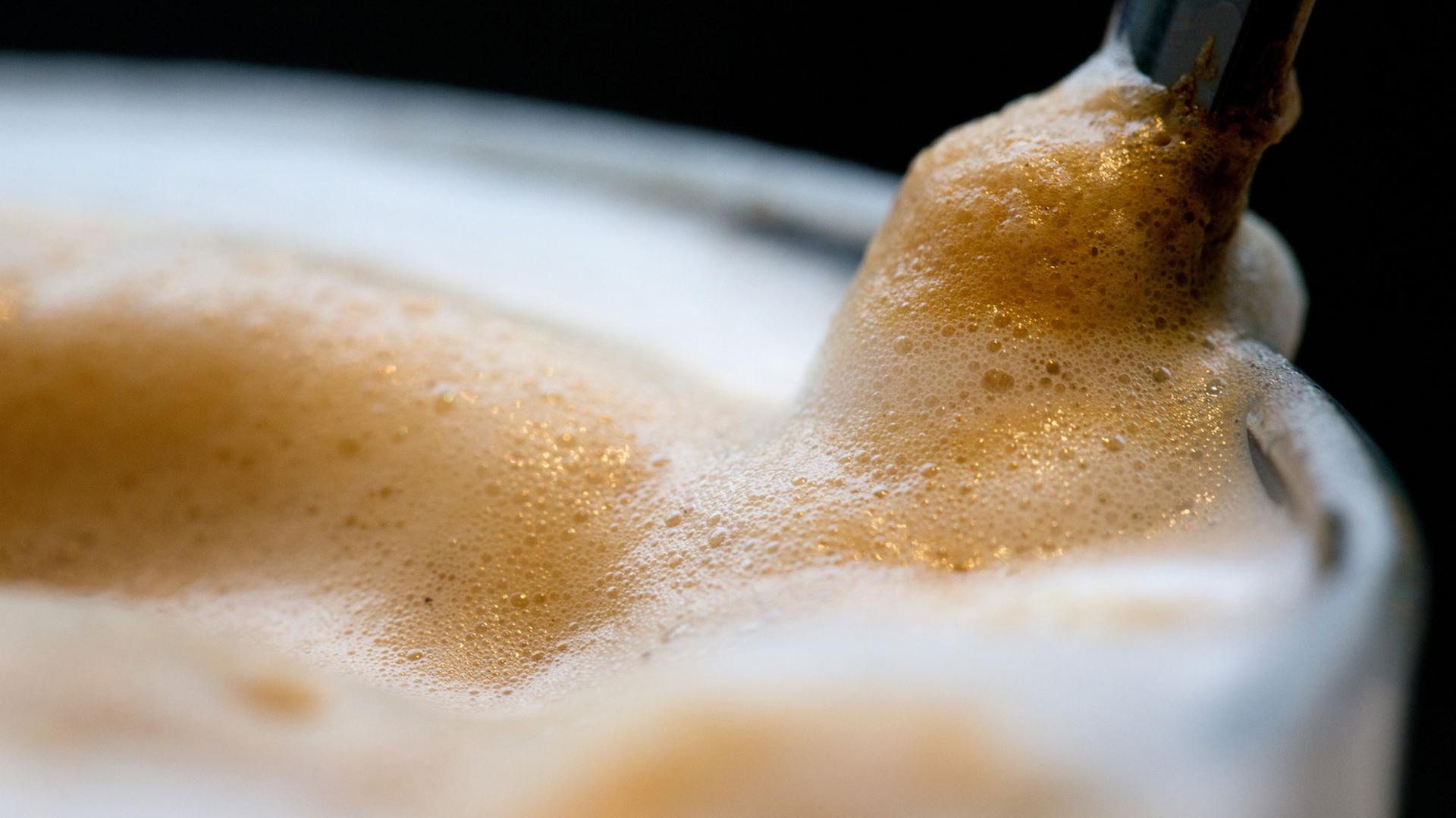 Milchschaum auf einem Glas Latte Macchiato Milchschaum auf einem Glas Latte Macchiato