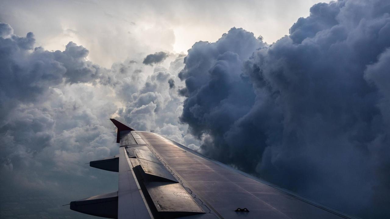 Turbulenzen in der Luft und Blick aus einem Flugzeug.