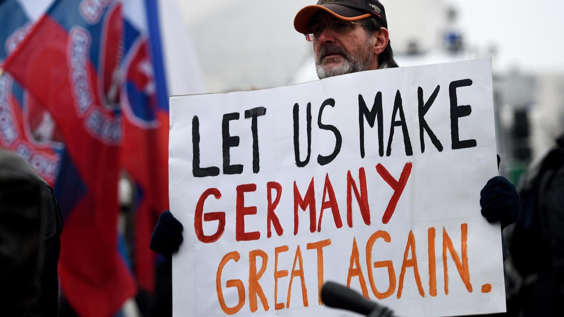 "Let us make Germany great again" steht auf einem Plakat bei einer Demonstration von Bärgida, dem Berliner Ableger von Pegida. "Let us make Germany great again" steht auf einem Plakat bei einer Demonstration von Bärgida, dem Berliner Ableger von Pegida.