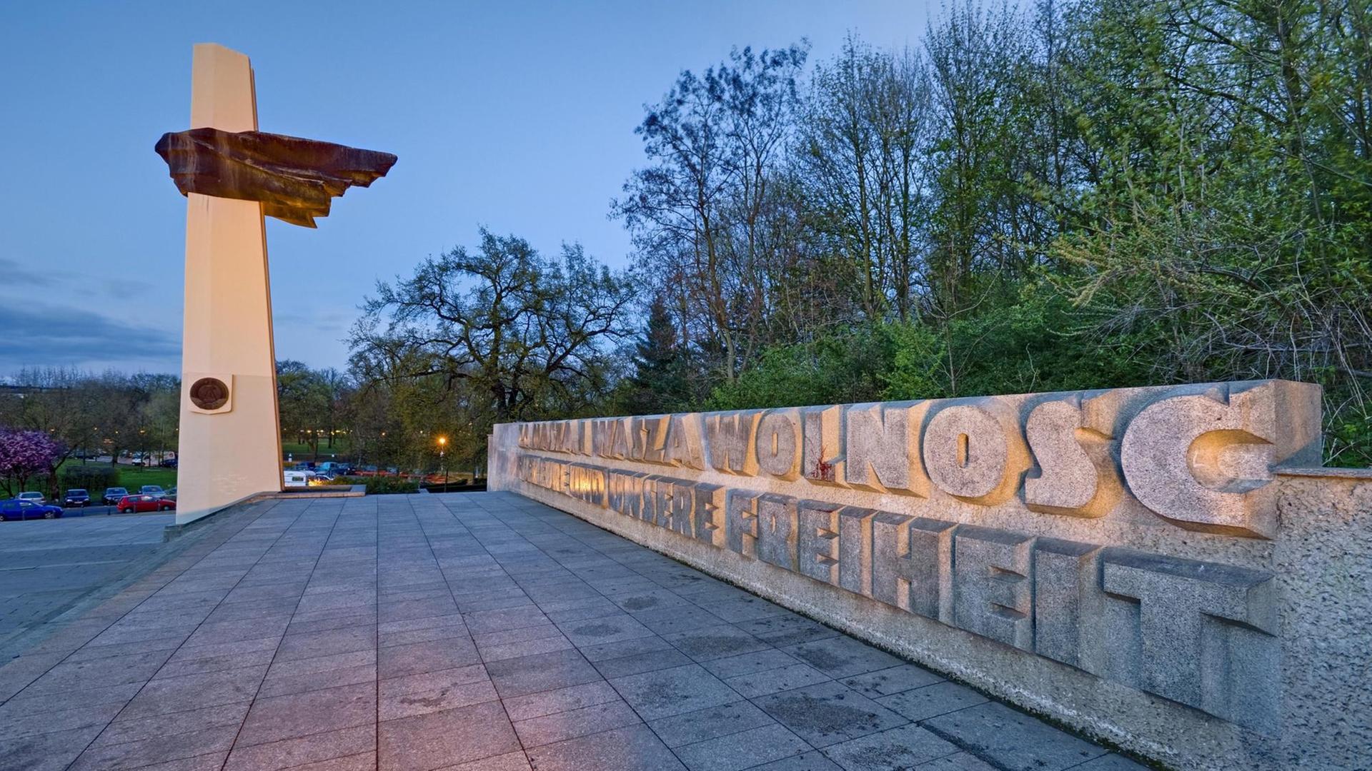 Denkmal des polnischen Soldaten und des deutschen Antifaschisten im Volkspark Friedrichshain, Berlin, Deutschland, Europa | Verwendung weltweit, Keine Weitergabe an Wiederverkäufer. Denkmal des polnischen Soldaten und des deutschen Antifaschisten im Volkspark Friedrichshain, Berlin, Deutschland, Europa | Verwendung weltweit, Keine Weitergabe an Wiederverkäufer.