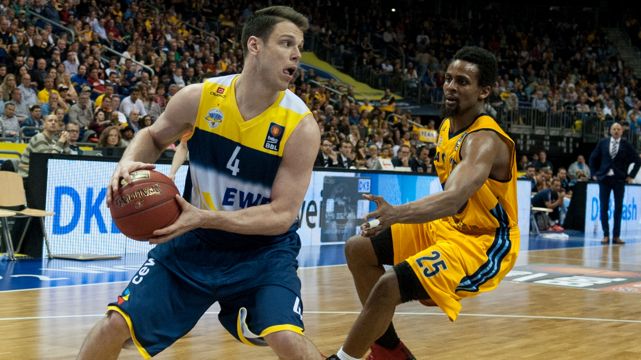 Chris Kramer von den EWE Baskets im Zweikampf mit Clifford Hammonds von Alba Berlin Chris Kramer von den EWE Baskets im Zweikampf mit Clifford Hammonds von Alba Berlin