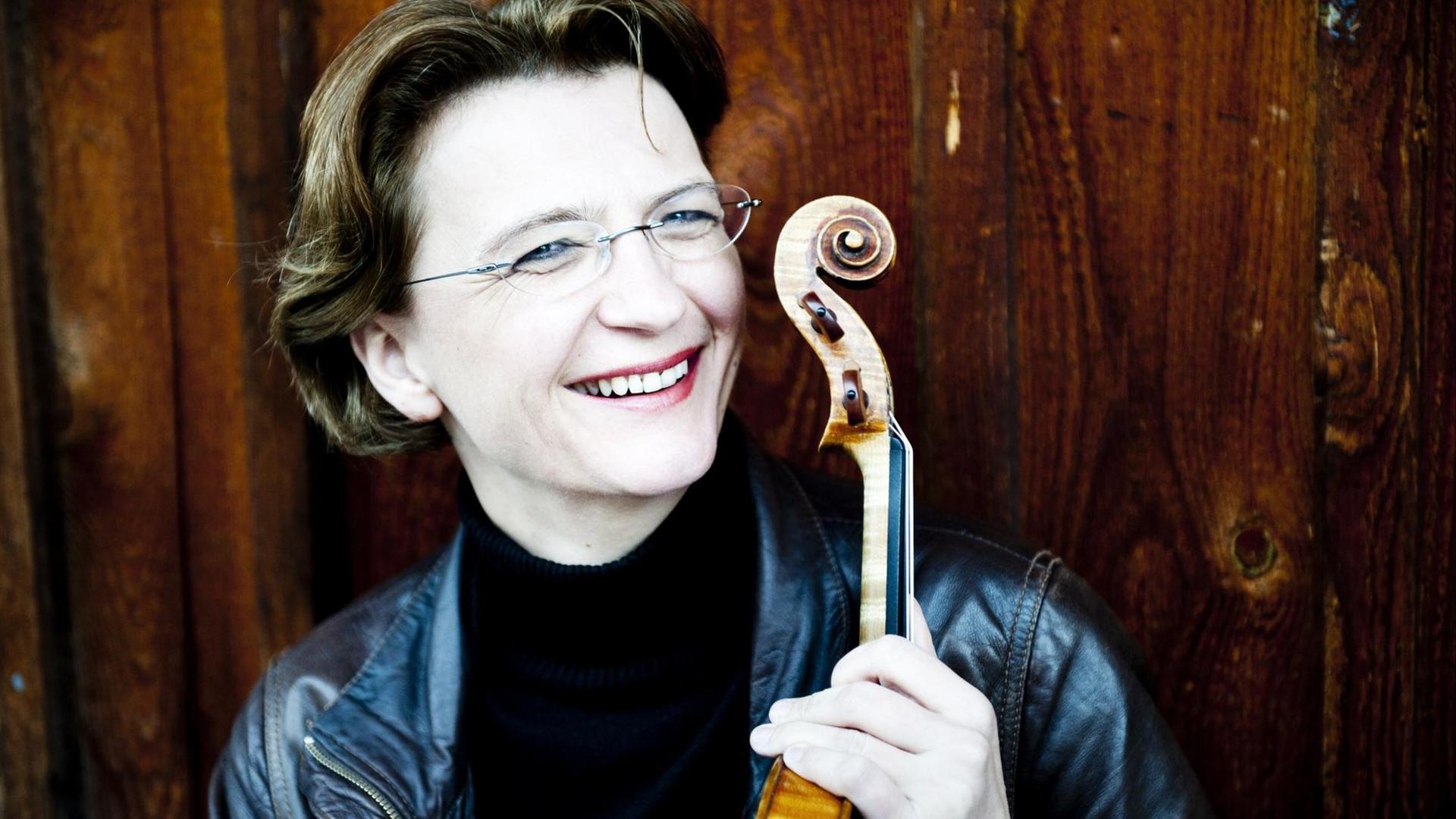 Antje Weithaas mit ihrem Instrument. Antje Weithaas mit ihrem Instrument.