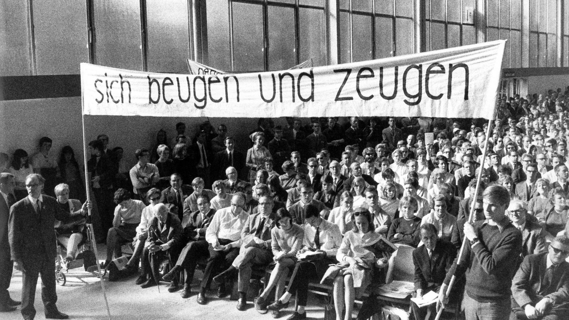 Protest von Teilnehmern des Auditoriums beim 82. Deutscher Katholikentag in Essen im Jahr 1968