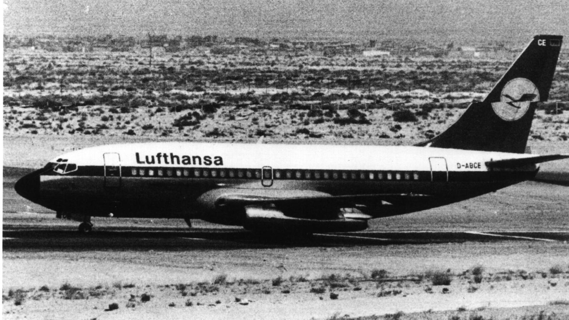 Die von vier Terroristen gekaperte Lufthansa-Boeing 737 "Landshut" am 14. Oktober 1977 auf dem Flugplatz von Dubai. Die von vier Terroristen gekaperte Lufthansa-Boeing 737 "Landshut" am 14. Oktober 1977 auf dem Flugplatz von Dubai.