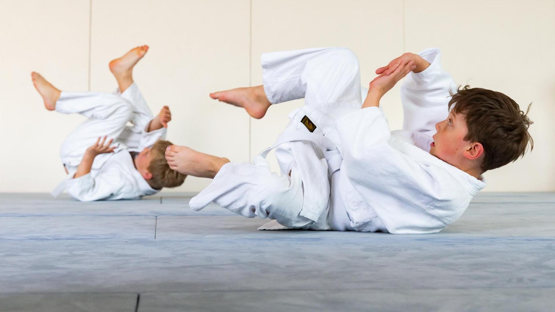 Kinder und Jugendliche des TSV Reinbek trainieren zusammen die japanische Kampfkunst Aikido. Kinder und Jugendliche des TSV Reinbek trainieren zusammen die japanische Kampfkunst Aikido.