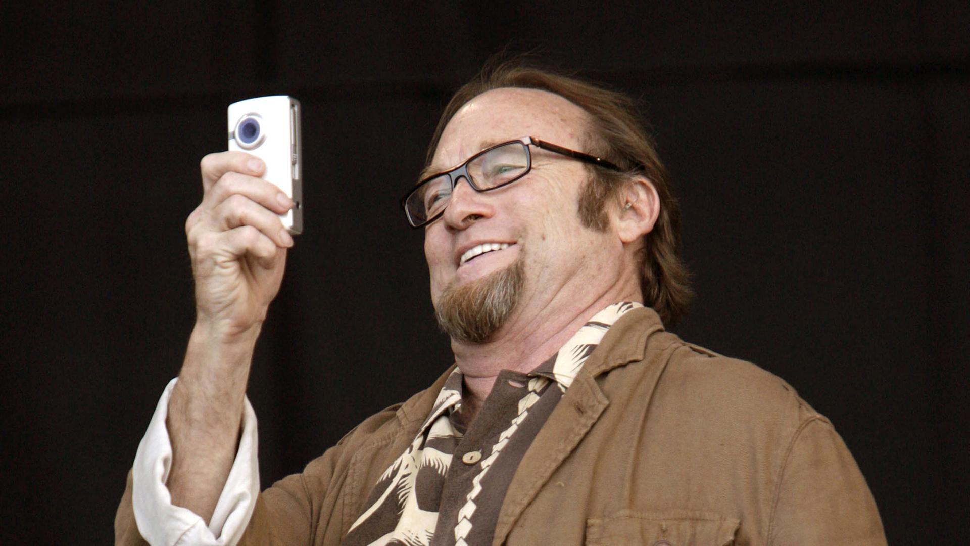Stephen Still fotogratiert bei einem Auftritt in England 2009 mit einem Handy