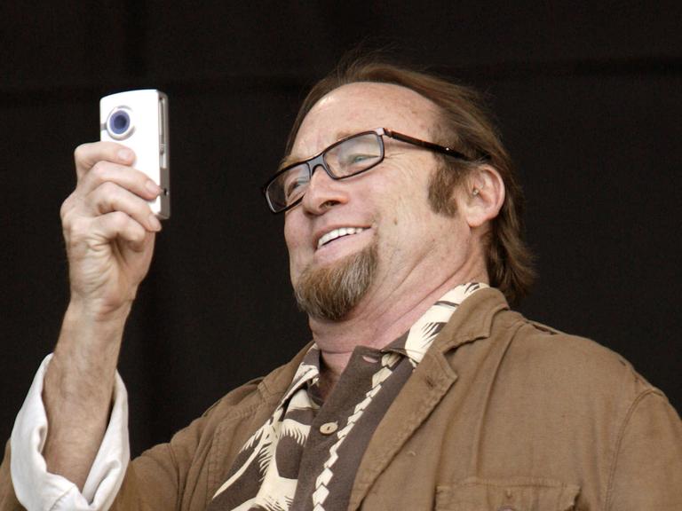 Stephen Still fotogratiert bei einem Auftritt in England 2009 mit einem Handy