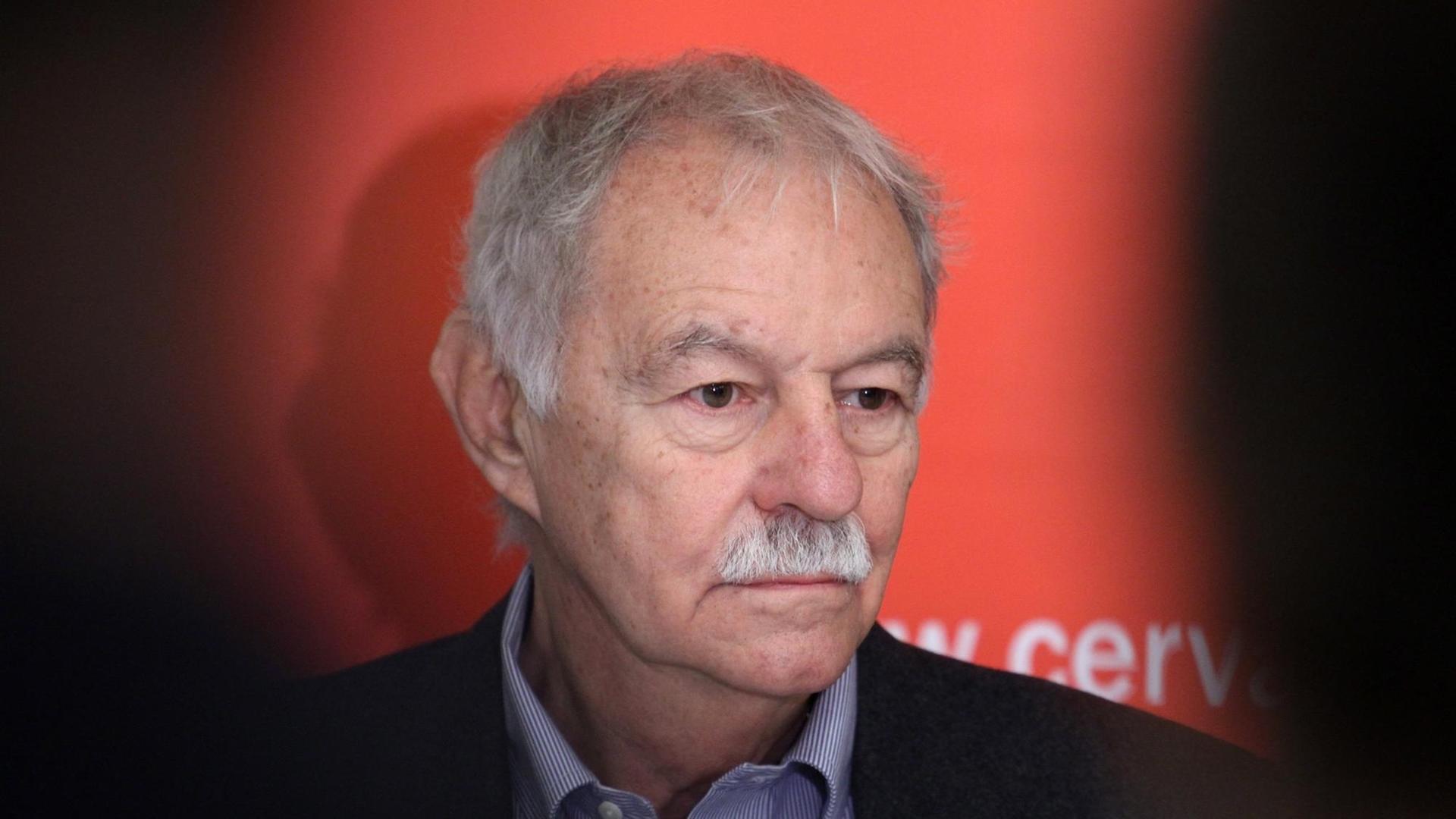Der spanische Autor Eduardo Mendoza bei einem Besuch im Instituto Cervantes in Krakau in Polen. Der spanische Autor Eduardo Mendoza bei einem Besuch im Instituto Cervantes in Krakau in Polen.