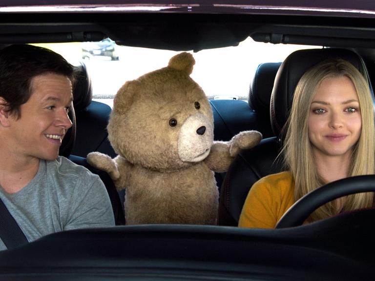 Mark Wahlberg als John und Amanda Seyfried als Samantha Jackson in einer Szene der Kino-Komödie "Ted 2" (undatierte Aufnahme).