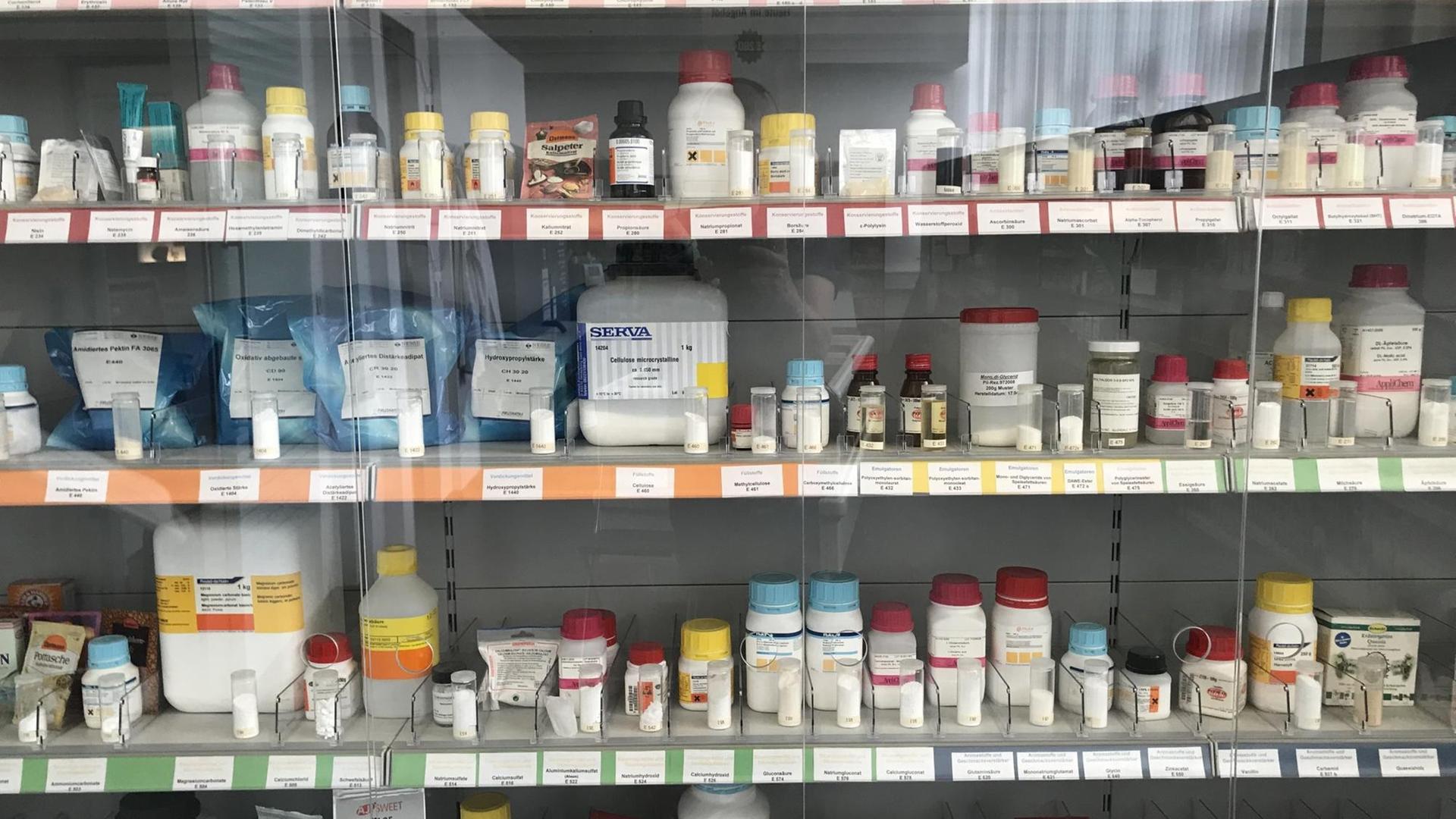 Ein Blick auf die bunte Welt der Zusatzstoffe, auf die vielen Fläschchen, Dosen, et cetera im Zusatzstoffmuseum in Hamburg Ein Blick auf die bunte Welt der Zusatzstoffe, auf die vielen Fläschchen, Dosen, et cetera im Zusatzstoffmuseum in Hamburg