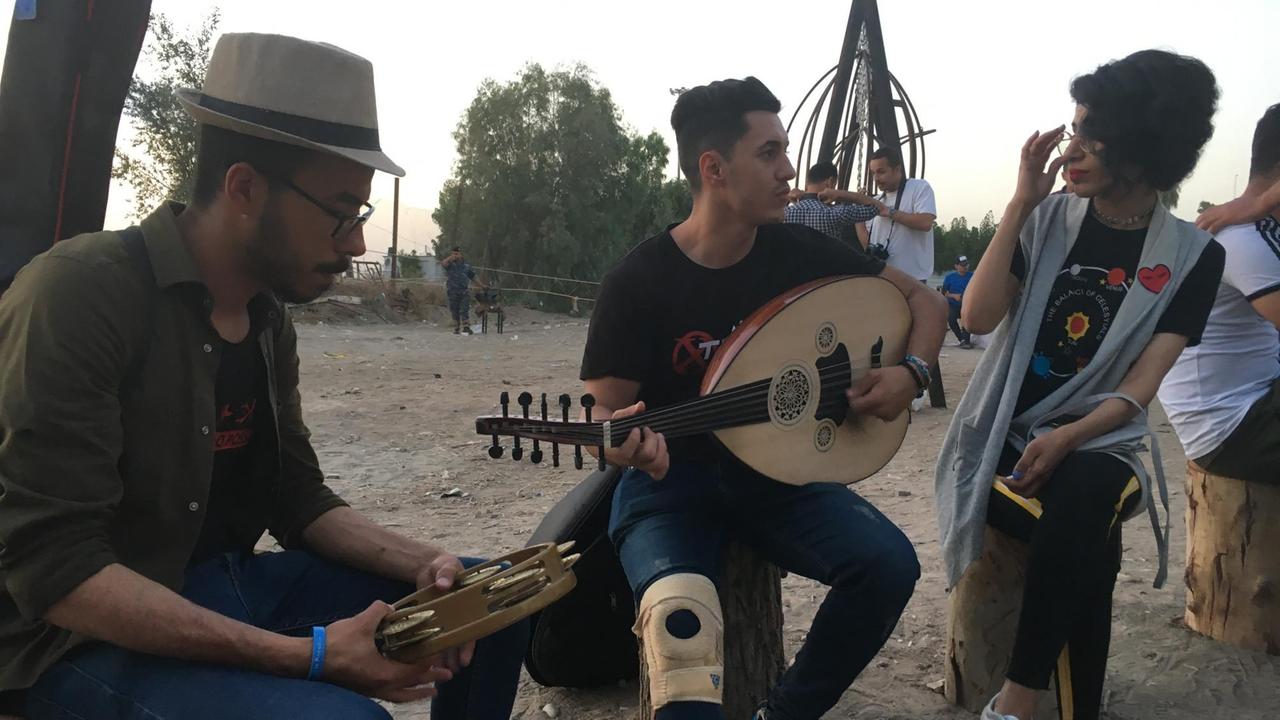 Musiker sitzen im Kreis auf dem Tarkib-Festival für zeitgenössische Kunst in Bagdad Musiker sitzen im Kreis auf dem Tarkib-Festival für zeitgenössische Kunst in Bagdad