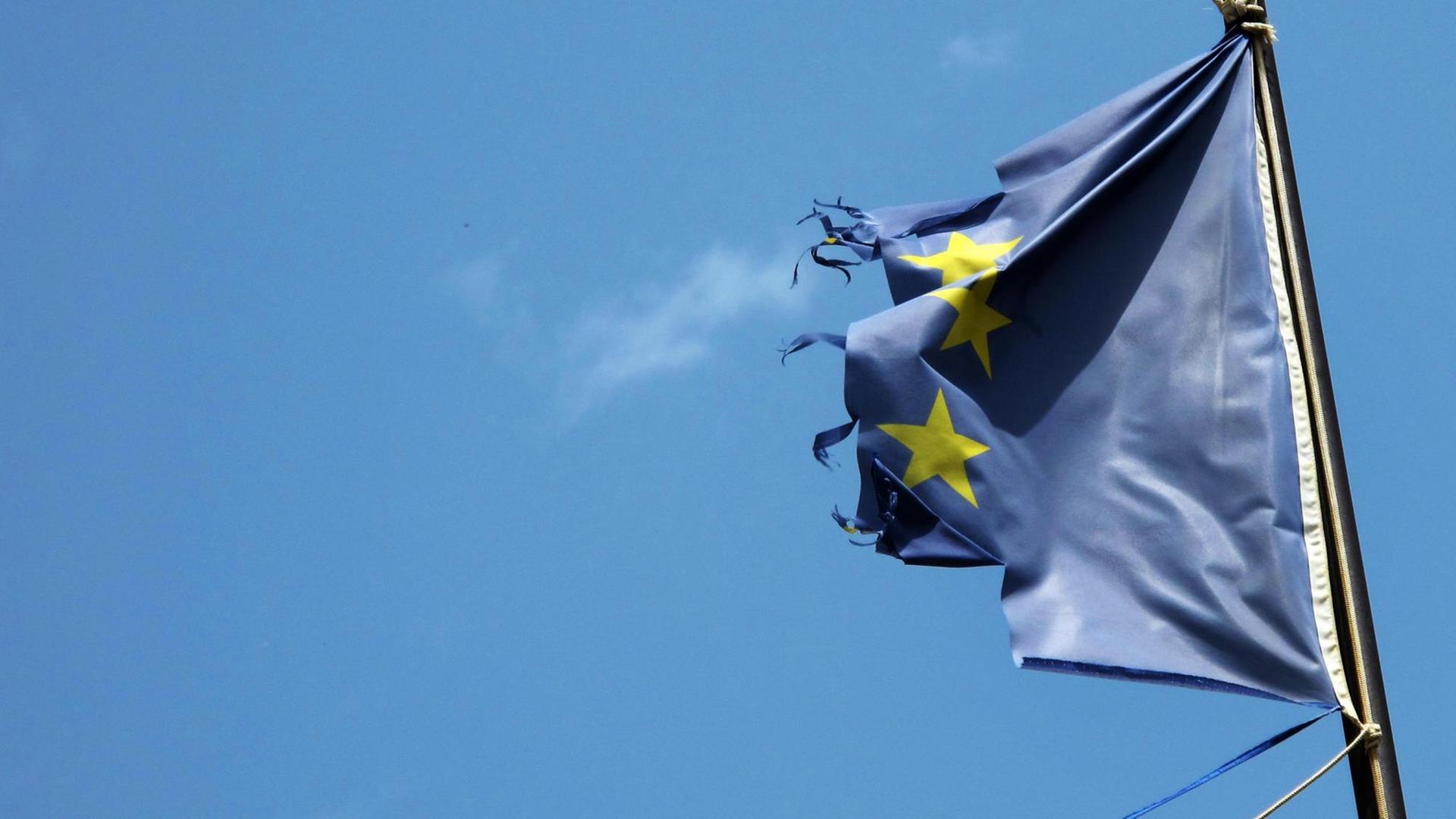 Eine zerrisssene Europaflage an einem Fahnenmast. Eine zerrisssene Europaflage an einem Fahnenmast.