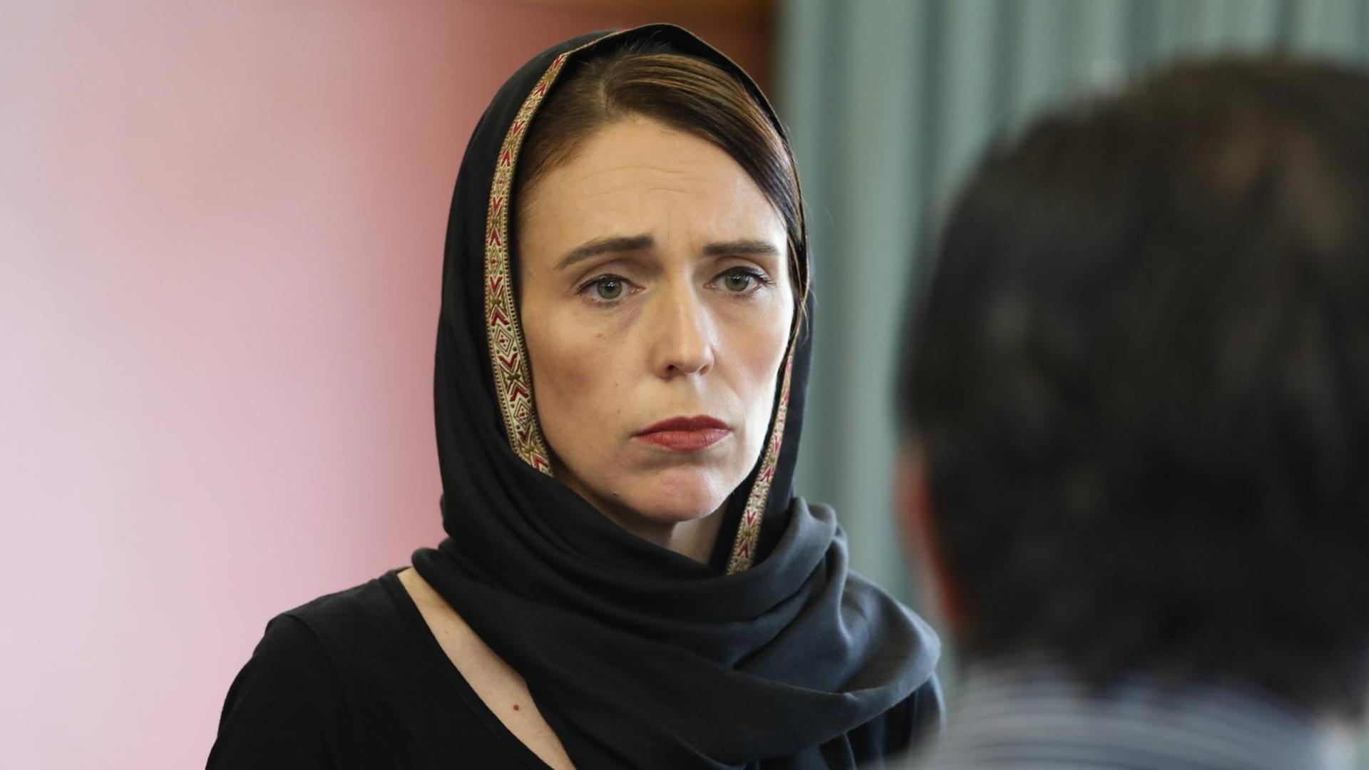 Die neuseeländische Premierministerin Jacinda Ardern trifft Mitglieder der muslimischen Gemeinde nach dem Terroranschlag in Christchurch. Die neuseeländische Premierministerin Jacinda Ardern trifft Mitglieder der muslimischen Gemeinde nach dem Terroranschlag in Christchurch.
