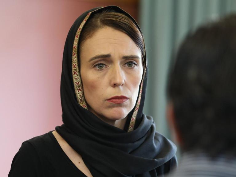 Die neuseeländische Premierministerin Jacinda Ardern trifft Mitglieder der muslimischen Gemeinde nach dem Terroranschlag in Christchurch.