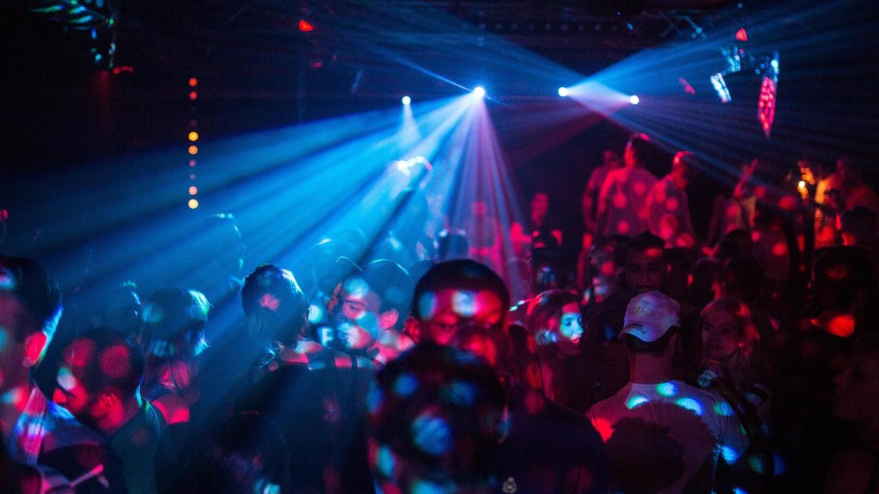 Menschen tanzen im Club Cassiopeia in Berlin eng an eng. Menschen tanzen im Club Cassiopeia in Berlin eng an eng.