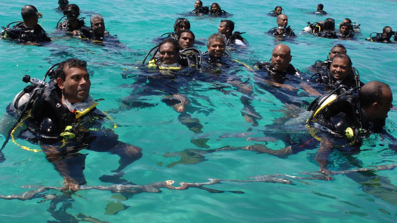 Der Präsident Mohamed Nasheed (1 links) hält ein Unterwasser Kabinett, um auf den erschreckenden Zustand des Meeres durch den Klimawandel aufmerksam zu machen.