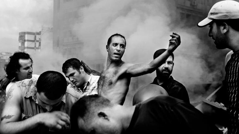 Beirut, Libanon, im August 2006. Wenige Augenblicke, nachdem ein israelischer Luftangriff mehrere Gebäude in Dahia zerstörte. Beirut, Libanon, im August 2006. Wenige Augenblicke, nachdem ein israelischer Luftangriff mehrere Gebäude in Dahia zerstörte.