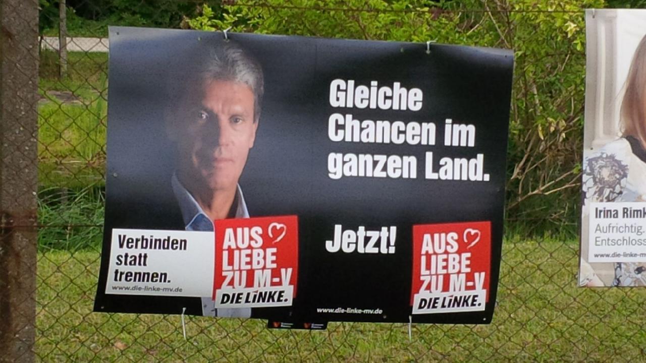 Ein Wahlplakat der Linke hängt an einem Zaun in Mecklenburg-Vorpommern, darauf der Slogan "Gleiche Chancen im ganzen Land" Ein Wahlplakat der Linke hängt an einem Zaun in Mecklenburg-Vorpommern, darauf der Slogan "Gleiche Chancen im ganzen Land"
