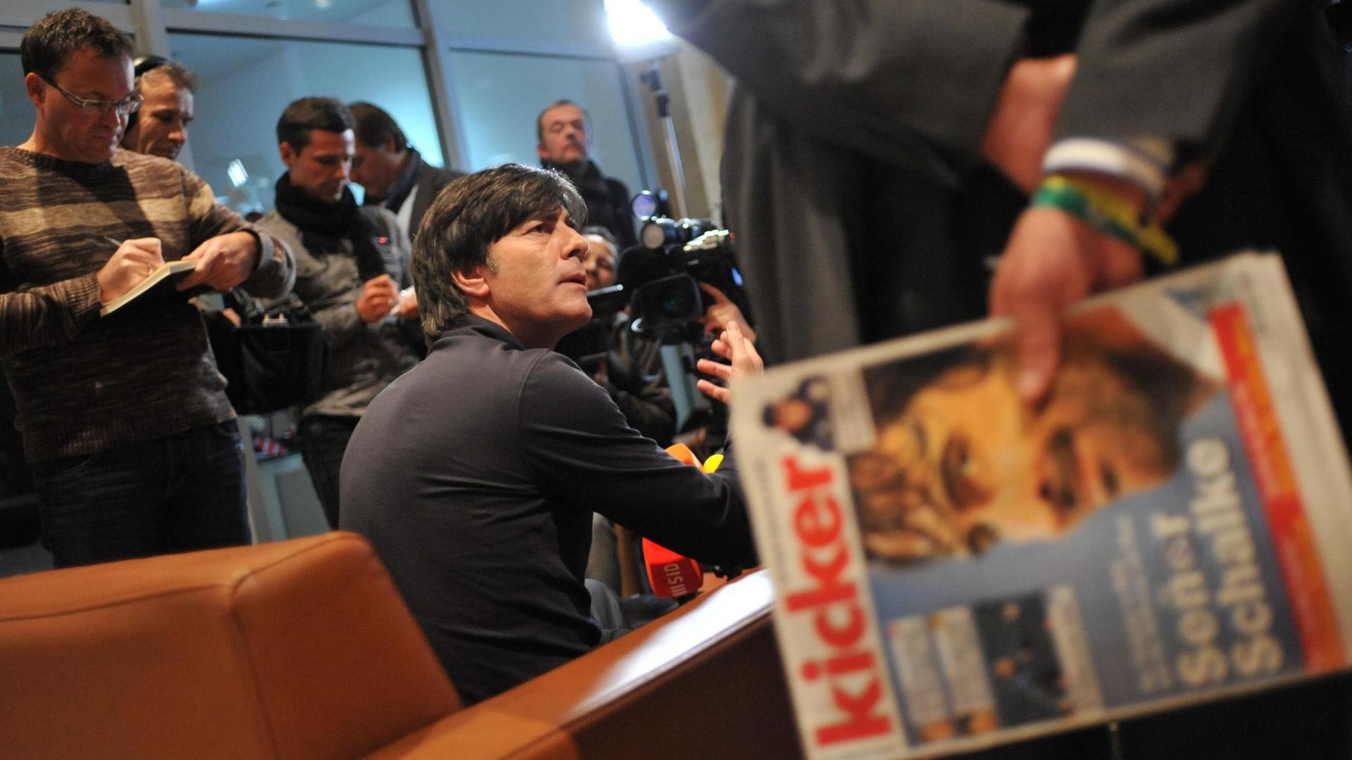 Das Foto zeigt ein Heft von dem "kicker", im Hintergrund sieht man Bundes-Trainer Joachim Löw.