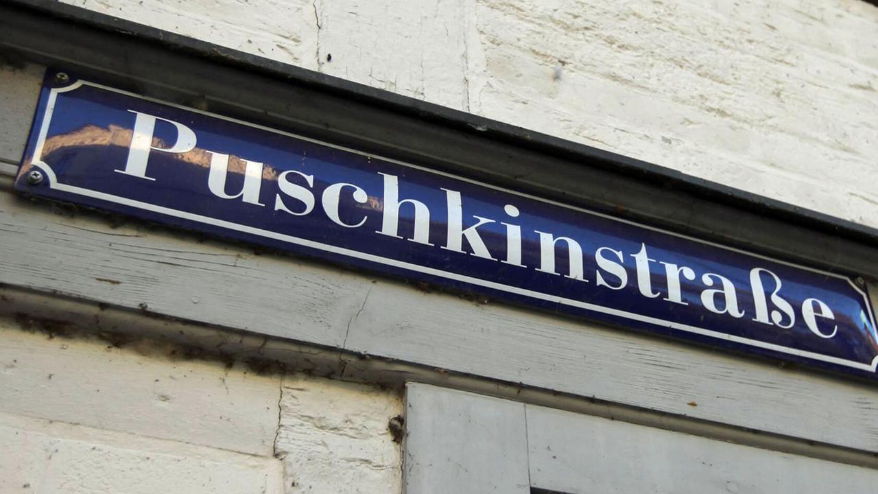 Ein Straßenschild an einer historischen Hausfassade in der Puschkinstraße in Schwerin, aufgenommen am 30.12.2011 Ein Straßenschild an einer historischen Hausfassade in der Puschkinstraße in Schwerin, aufgenommen am 30.12.2011