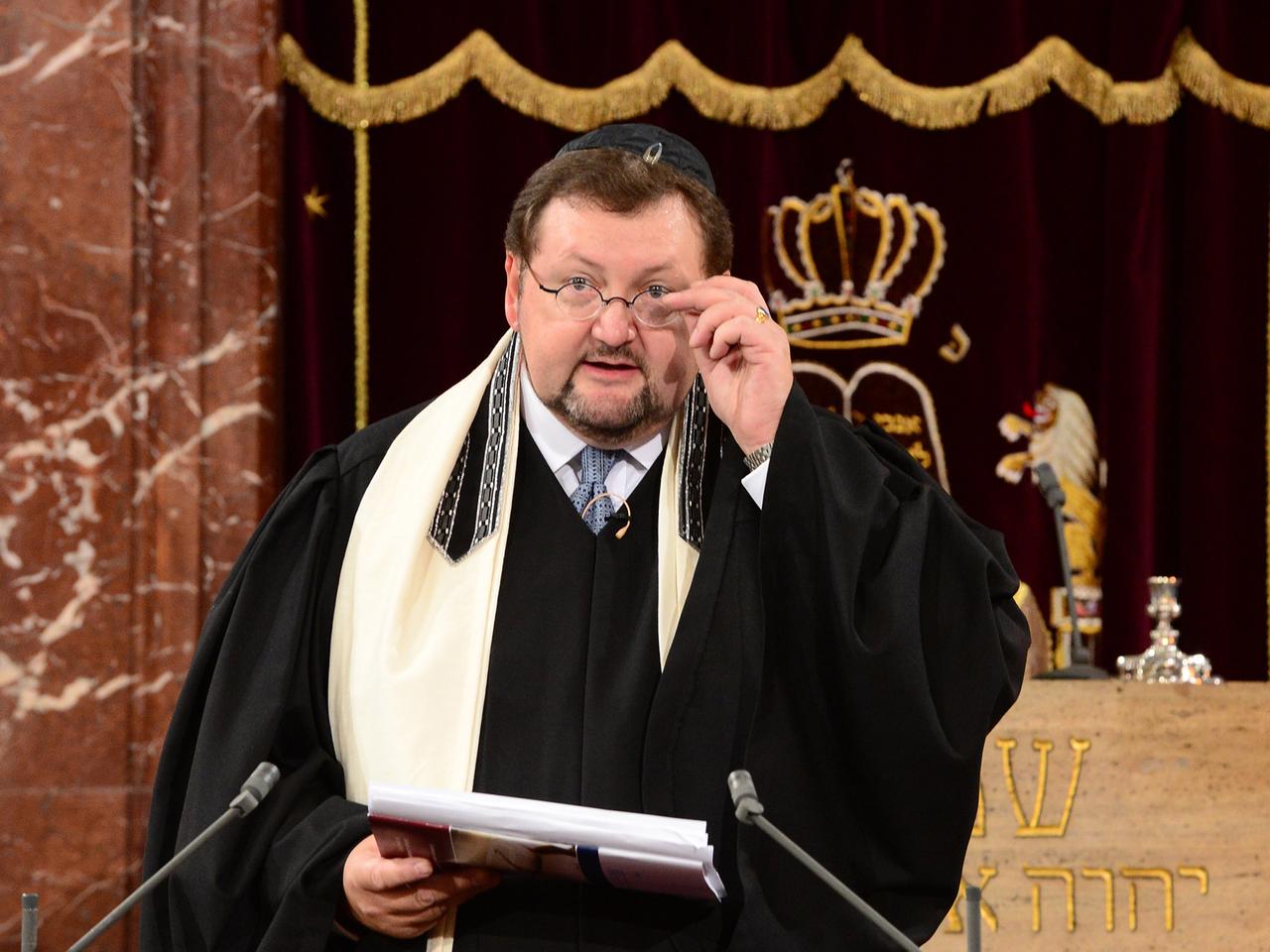 Bei einer Rabbinerordinationsfeier in der Neuen Synagoge in Erfurt spricht Rabbiner Walter Homolka. Bei einer Rabbinerordinationsfeier in der Neuen Synagoge in Erfurt spricht Rabbiner Walter Homolka.