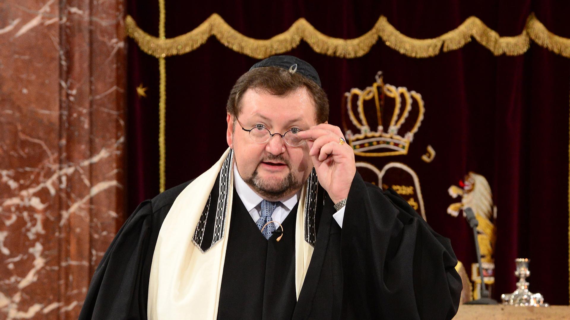 Bei einer Rabbinerordinationsfeier in der Neuen Synagoge in Erfurt spricht Rabbiner Walter Homolka. Bei einer Rabbinerordinationsfeier in der Neuen Synagoge in Erfurt spricht Rabbiner Walter Homolka.