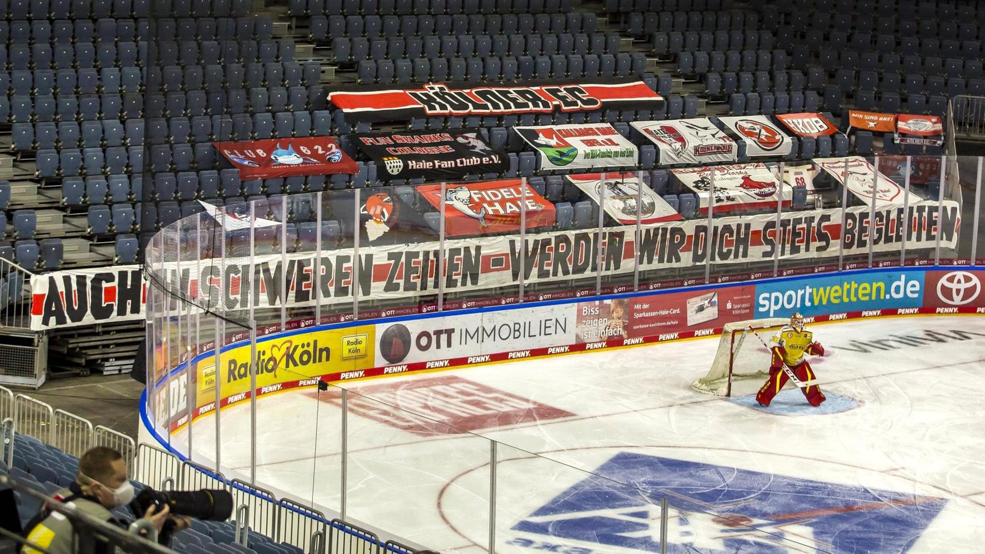 Eishockey Bundesliga Penny DEL Saison 2020/2021 11. Spieltag Kölner Haie - Düsseldorfer EG in der Lanxess Arena Köln. Fans der Kölner Haie haben Plakate auf der leeren Tribüne aufgehängt. Kölner Haie vs. Düsseldorfer EG *** Eishockey Bundesliga Penny DEL season 2020 2021 11 matchday Kölner Haie Düsseldorfer EG at Lanxess Arena Cologne Fans of the Kölner Haie put up posters on the empty grandstand Kölner Haie vs Düsseldorfer EG Eishockey Bundesliga Penny DEL Saison 2020/2021 11. Spieltag Kölner Haie - Düsseldorfer EG in der Lanxess Arena Köln. Fans der Kölner Haie haben Plakate auf der leeren Tribüne aufgehängt. Kölner Haie vs. Düsseldorfer EG *** Eishockey Bundesliga Penny DEL season 2020 2021 11 matchday Kölner Haie Düsseldorfer EG at Lanxess Arena Cologne Fans of the Kölner Haie put up posters on the empty grandstand Kölner Haie vs Düsseldorfer EG