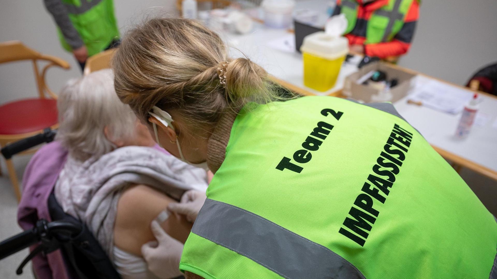 Mobile Impfteams In Pflegeheimen - Medizinethiker: "Sie Müssen Am Bett ...