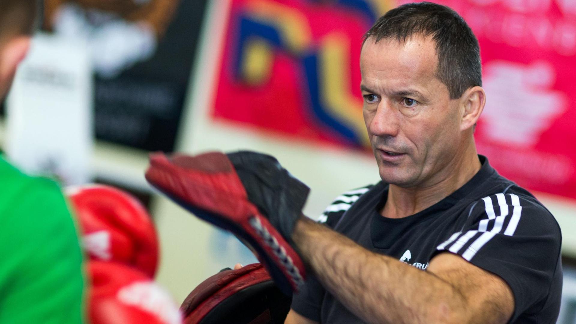 Box-Trainer Karsten Röwer beim Training mit einem seiner Schüler. Box-Trainer Karsten Röwer beim Training mit einem seiner Schüler.