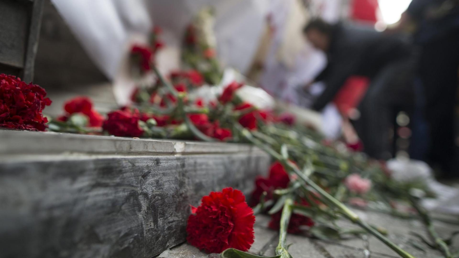 Menschen legen am Anschlagsort in Istanbul Blumen im Gedenken an die Opfer nieder.