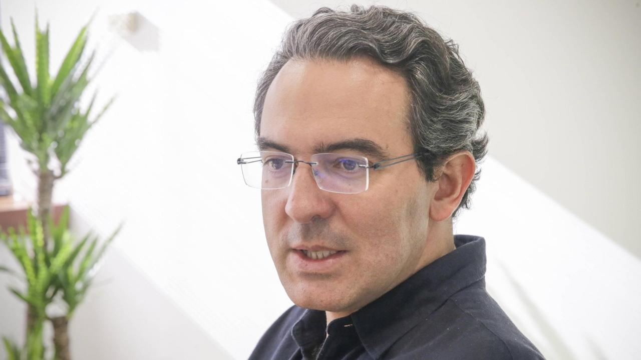 Porträtbild von Juan Gabriel Vásquez: Der Mann ist mit Brille und nach innen gekehrtem Blick zu sehen. Porträtbild von Juan Gabriel Vásquez: Der Mann ist mit Brille und nach innen gekehrtem Blick zu sehen.