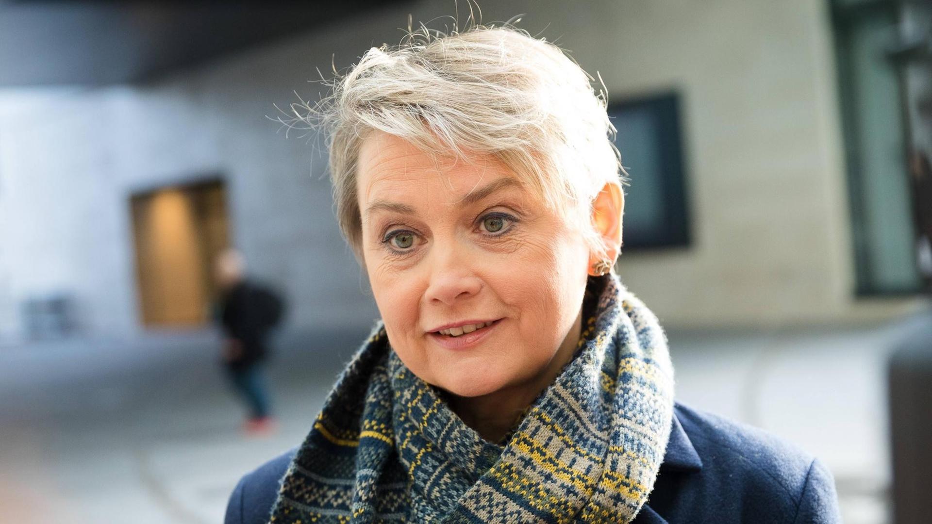 27. Januar 2019 - London, Vereinigtes Königreich - Yvette Cooper spricht nach dem Verlassen des BBC Broadcasting House vor den Medien. 27. Januar 2019 - London, Vereinigtes Königreich - Yvette Cooper spricht nach dem Verlassen des BBC Broadcasting House vor den Medien.