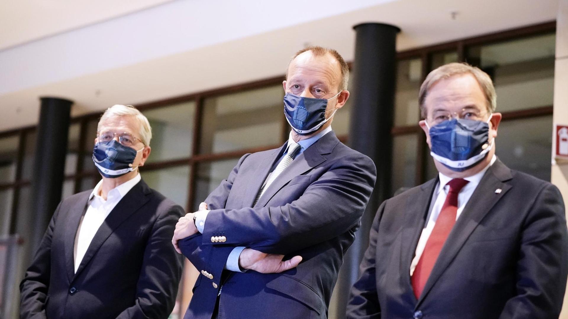 Die drei Kandidaten für den Bundesvorsitz der CDU Armin Laschet, (r-l) Friedrich Merz und Norbert Röttgen mit Masken bei einem Treffen der Jungen Union Die drei Kandidaten für den Bundesvorsitz der CDU Armin Laschet, (r-l) Friedrich Merz und Norbert Röttgen mit Masken bei einem Treffen der Jungen Union