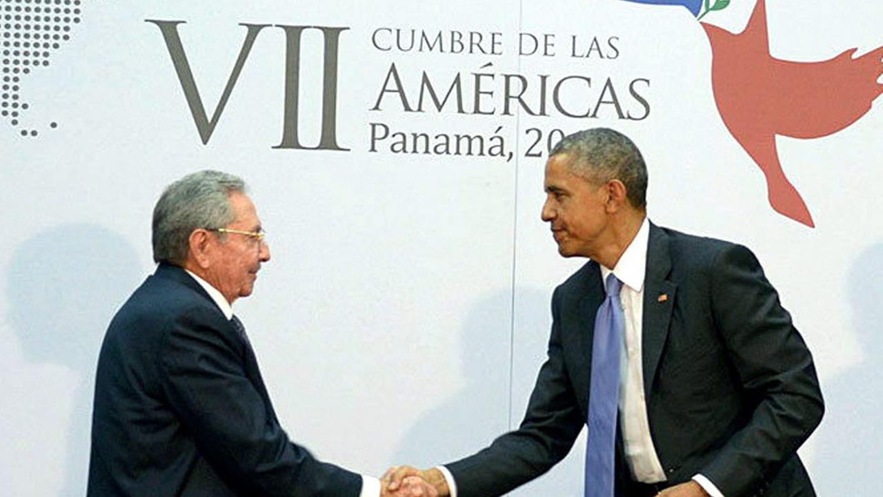Händeschütteln beim Treffen von US-Präsident Barack Obama und Kubas Präsident Raul Castro am 11. April 2015 beim Amerika-Gipfel in Panama-Stadt Händeschütteln beim Treffen von US-Präsident Barack Obama und Kubas Präsident Raul Castro am 11. April 2015 beim Amerika-Gipfel in Panama-Stadt