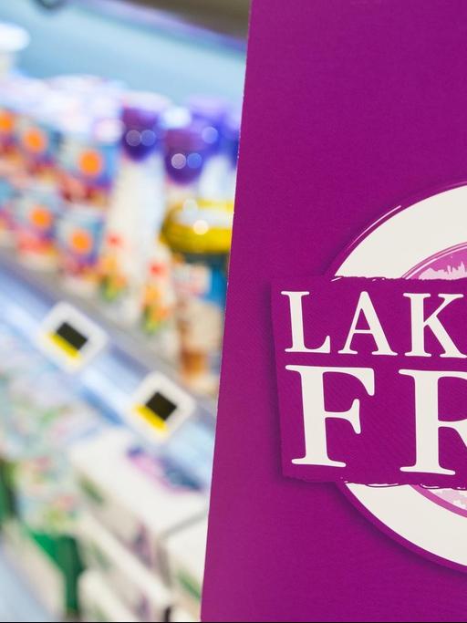 Ein Schild "Laktosefrei" hängt an einem Kühlregal in einem Hamburger Supermarkt.