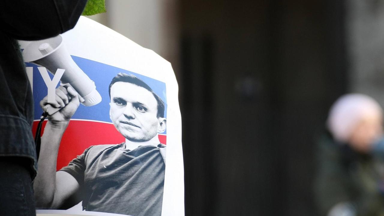 Ein Plakat mit dem Bild von dem russischen Politiker Nawalny.