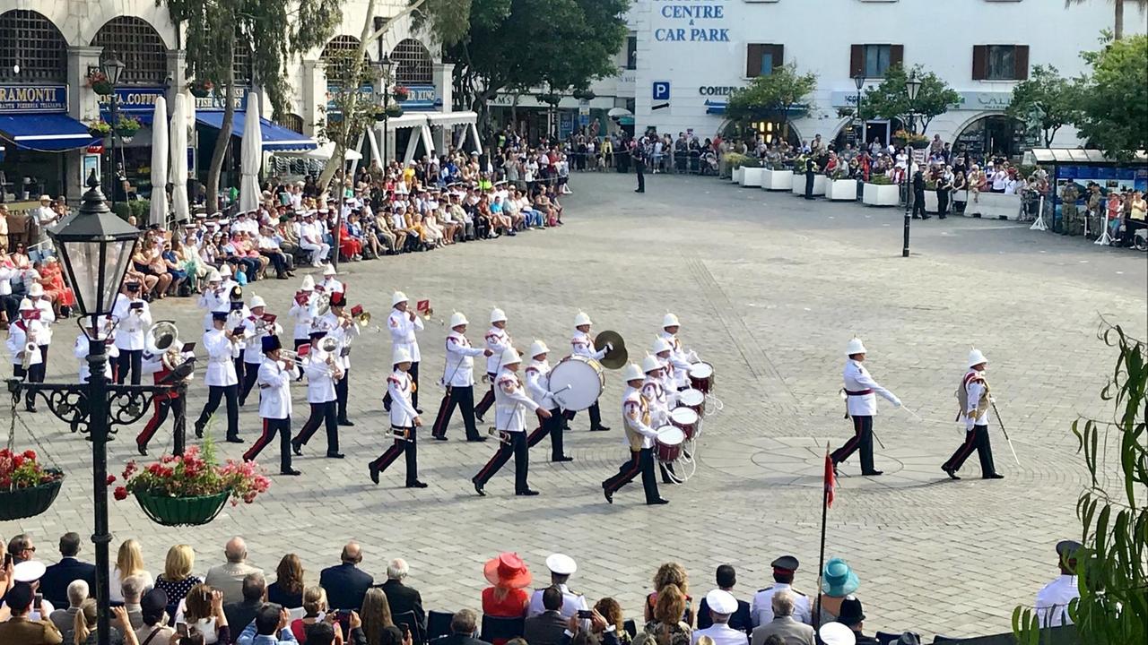 Parade zu Ehren des Geburtstages von Königin Elizabeth II auf dem Casemates Square Parade zu Ehren des Geburtstages von Königin Elizabeth II auf dem Casemates Square