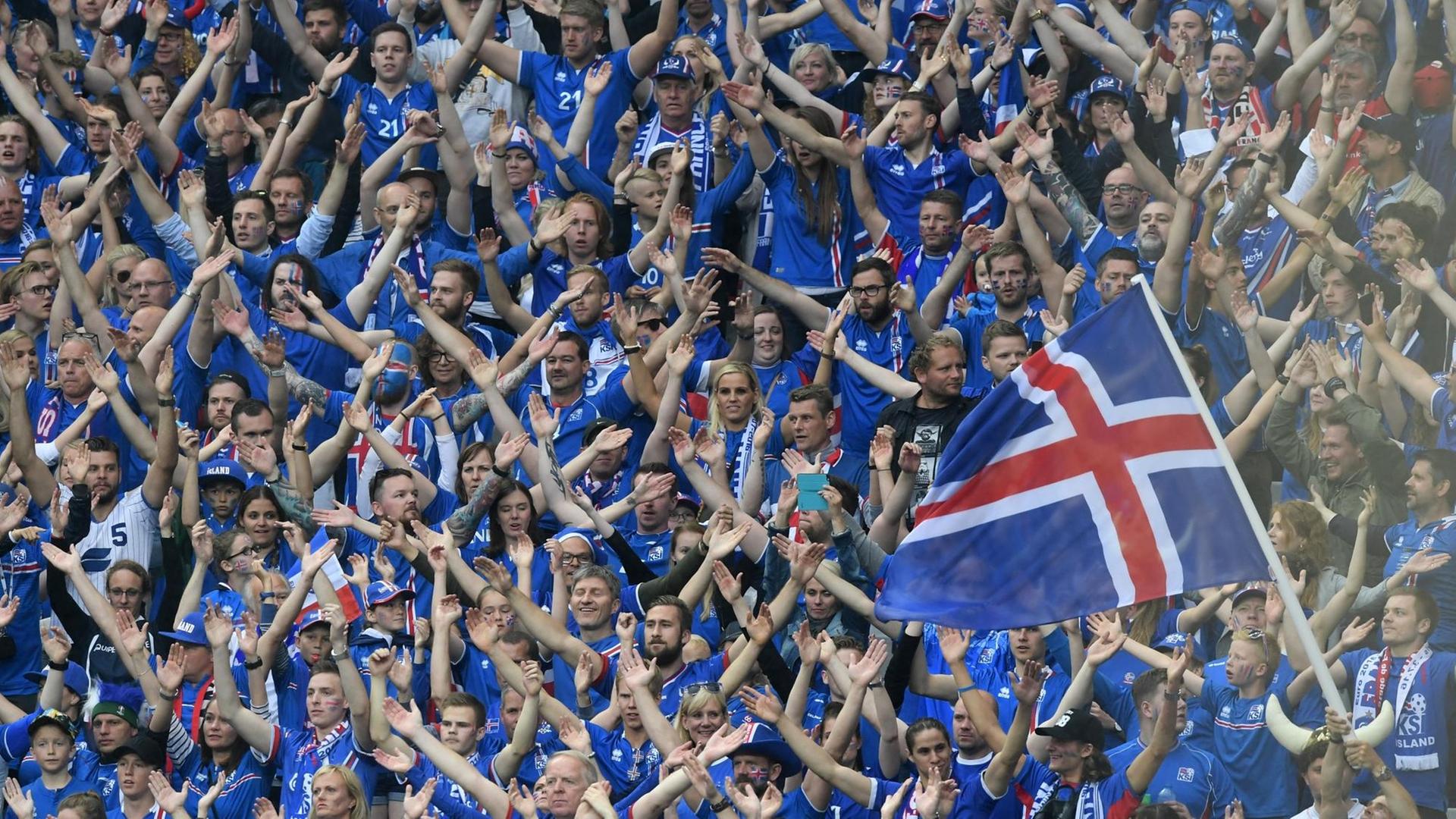 Islands Fans feiern WM-Qualifikation ihrer Nationalmannschaft. Islands Fans feiern WM-Qualifikation ihrer Nationalmannschaft.