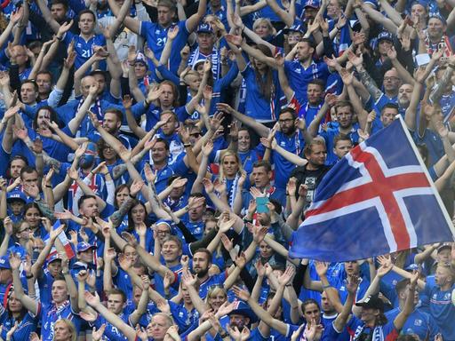 Islands Fans feiern WM-Qualifikation ihrer Nationalmannschaft.