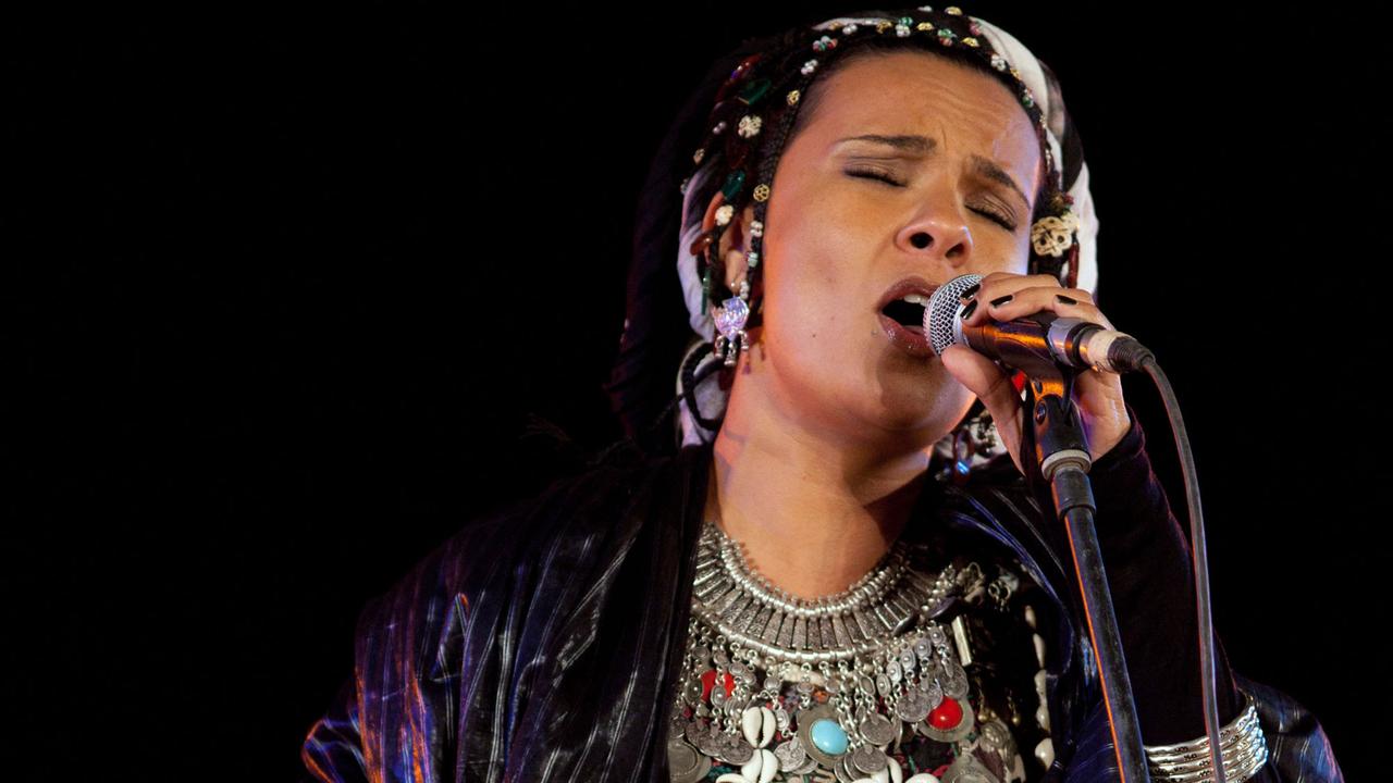 Die marokkanische Sängerin Oum steht am 11.11.2012 beim Taragalte-Festival in Mhamid El-Ghizlane im Süden Marokkos auf der Bühne am Mikrofon.
