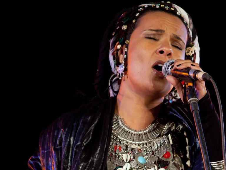Die marokkanische Sängerin Oum steht am 11.11.2012 beim Taragalte-Festival in Mhamid El-Ghizlane im Süden Marokkos auf der Bühne am Mikrofon.