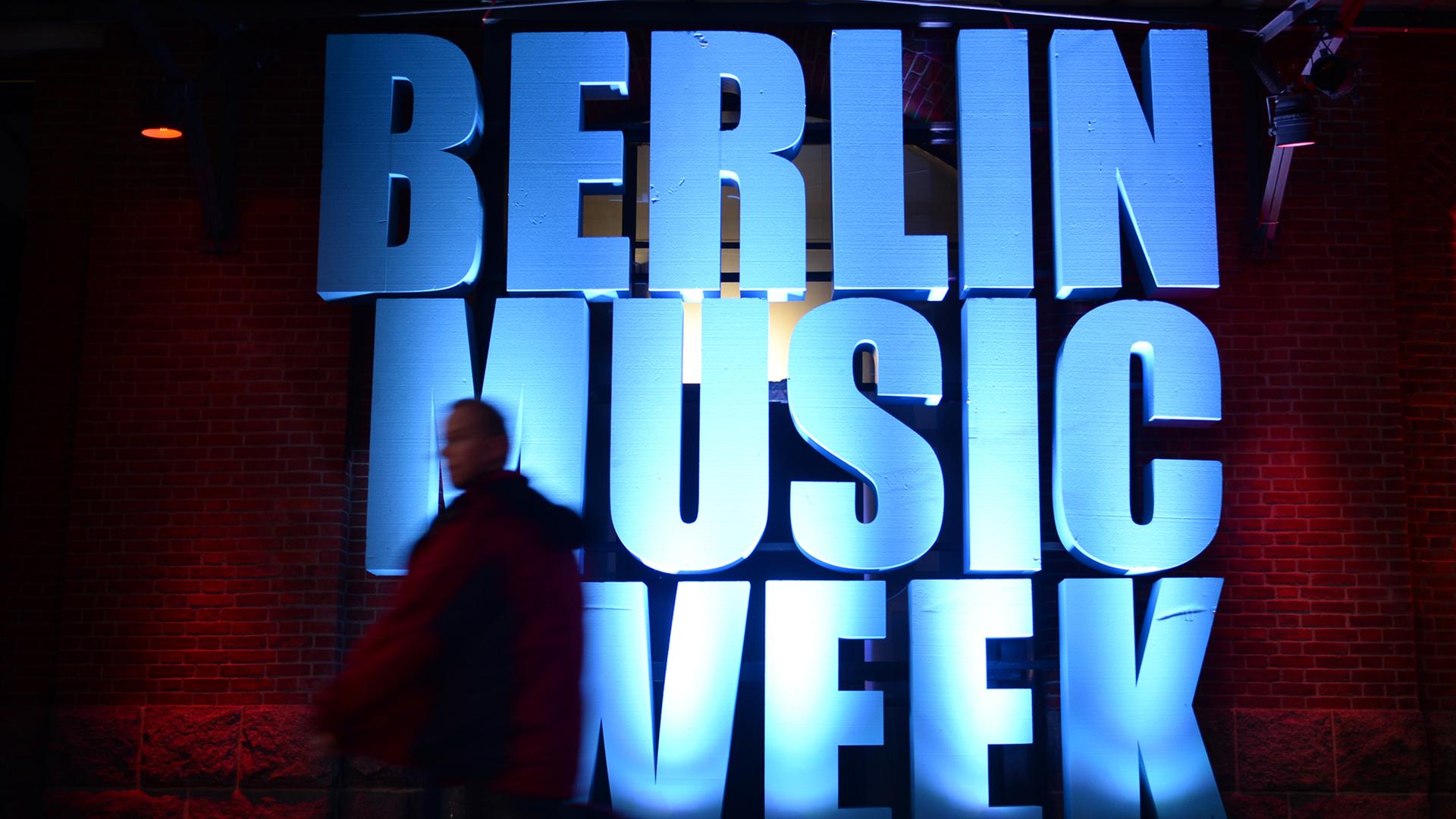 Ein Besucher geht an einem beleuchteten Schriftzug "Berlin Music Week" vorbei. Ein Besucher geht an einem beleuchteten Schriftzug "Berlin Music Week" vorbei.