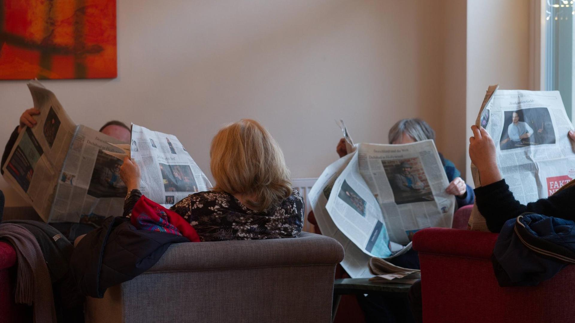 Pressestunde Zeitungsleser in einem Nachrichten_Kaffee im Bergmannkiez Berlin 2017 Pressestunde Zeitungsleser in einem Nachrichten_Kaffee im Bergmannkiez Berlin 2017