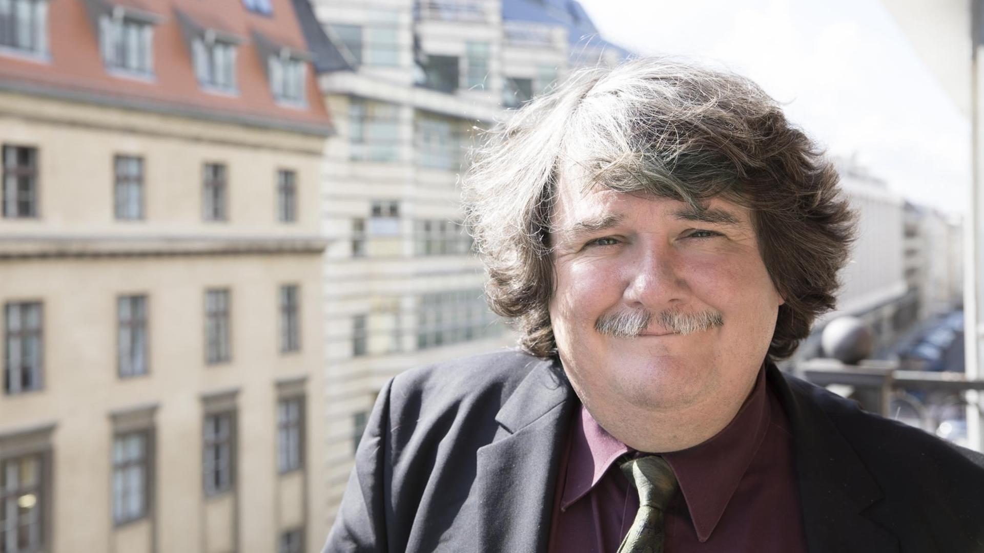 Heinz-Joachim Lohmann steht in Berlin auf einem Balkon. Heinz-Joachim Lohmann steht in Berlin auf einem Balkon.
