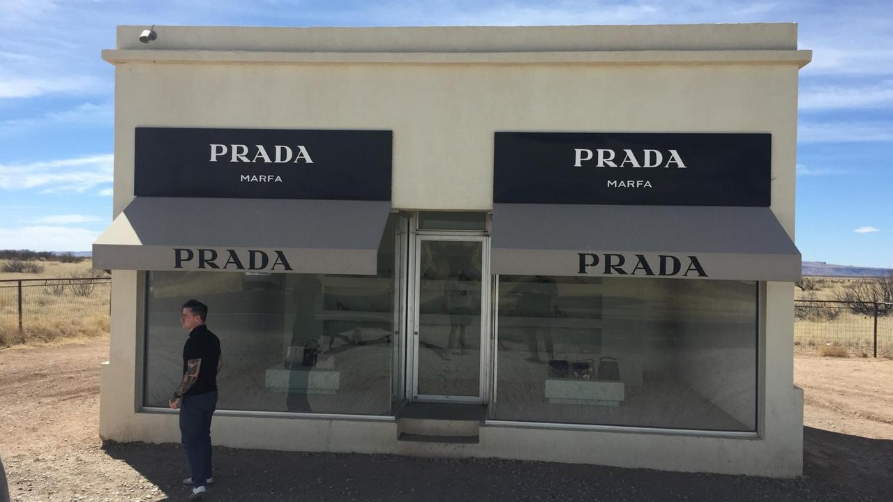 Nix zu kaufen: Der Prada-Store in der Wüste gilt gleichsam als konsumkritisches Objekt, der die Absurdität der überspitzten Marken-Kultur aufgreift. Nix zu kaufen: Der Prada-Store in der Wüste gilt gleichsam als konsumkritisches Objekt, der die Absurdität der überspitzten Marken-Kultur aufgreift.